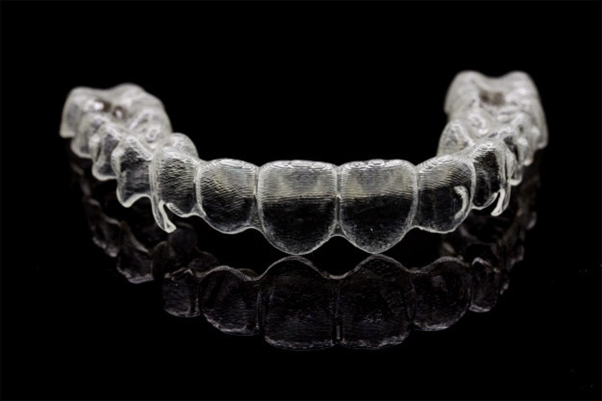 ortodontski-aparati/invisalign-braces-invisible-retainer-black-background-2